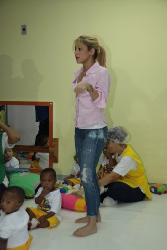 Shakira descalça em creche no Rio de Janeiro