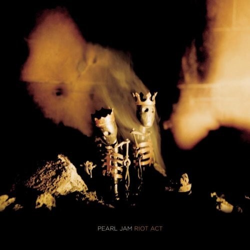 Novembro/2002: <b>Riot Act</b>, o sétimo álbum do Pearl Jam, é lançado. Inspirado pela tragédia em Roskilde e pelos atentados de 11 de Setembro, o disco carrega uma série de mensagens políticas - com ataques direcionados ao ex-presidente dos EUA, <b>George W. Bush</b>. As vítimas de Roskilde são lembradas no single <b><i>Love Boat Captain</i></b> e na bonita <b><i>Arc</i></b>. Foi a pior estreia do Pearl Jam nas paradas desde <b>Ten</b>: Riot Act estreou em 5º lugar na Billboard.