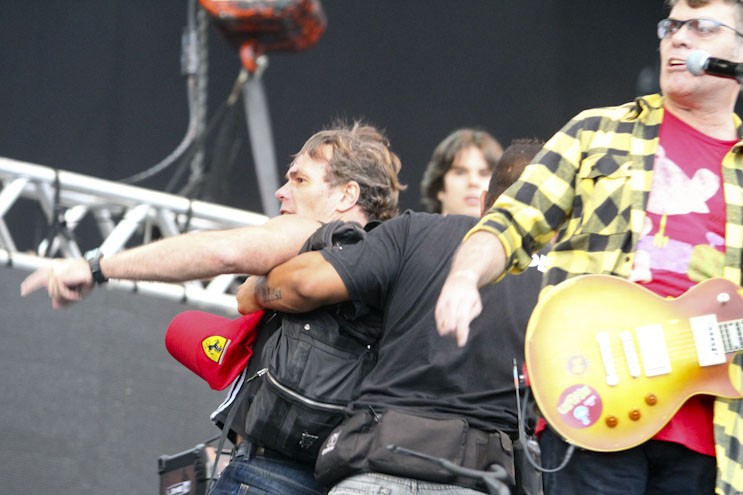 A briga aconteceu entre integrantes das equipes de Peter Gabriel e do Ultraje a Rigor, segundo Roger, vocalista da banda brasileira. Eles discutiram porque o show do Ultraje atrasou em razão da chuva. <b><a href=