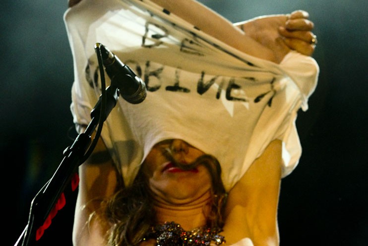 Courtney Love causa e faz show inspirado no palco New Stage