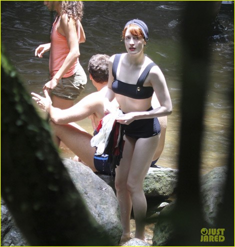 Florence Welch aproveita cachoeira com amigos e namorado