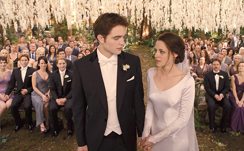 Edward (Robert Pattinson) e Bella (Kristen Stewart) no casamento