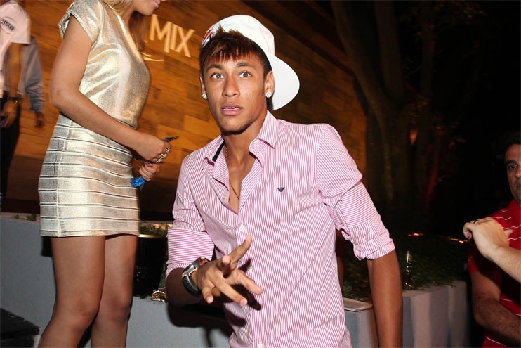 E com o passar do tempo, Neymar mudou tanto, mais tanto, que nem dá pra saber quantos cortes ele usou