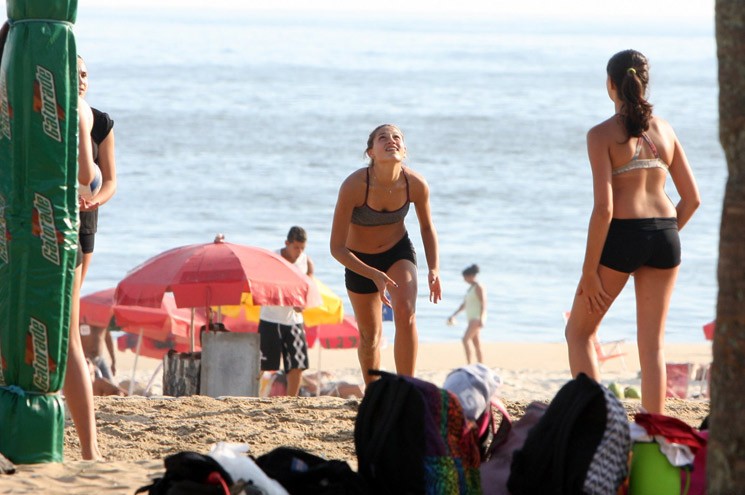 Sasha treinando vôlei em praia do Rio de Janeiro