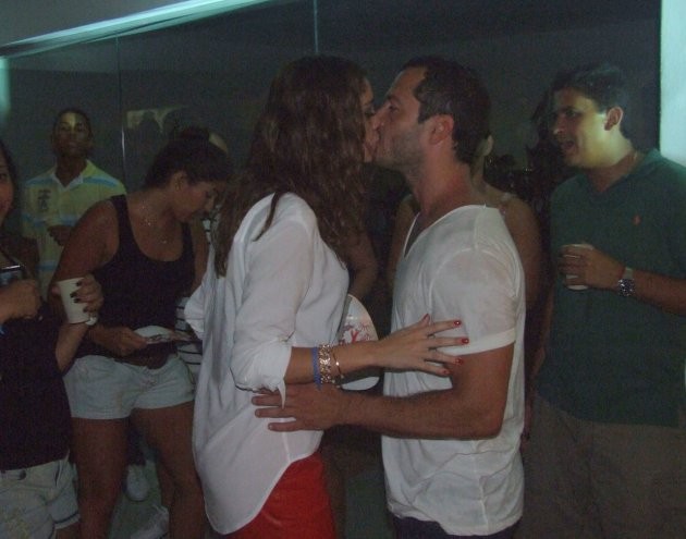 Sophie Charlotte e Malvino Salvador trocam beijos em ensaio do Salgueiro