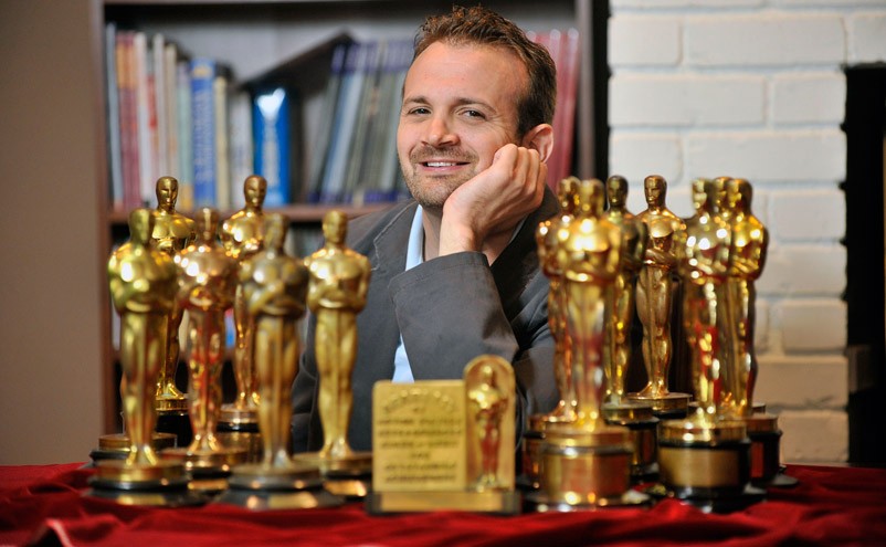 Nate Sanders com as 15 estatuetas do Oscar que vão a leilão