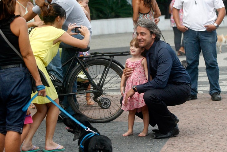 Alexandre Borges posa com fãs durante gravação de novela