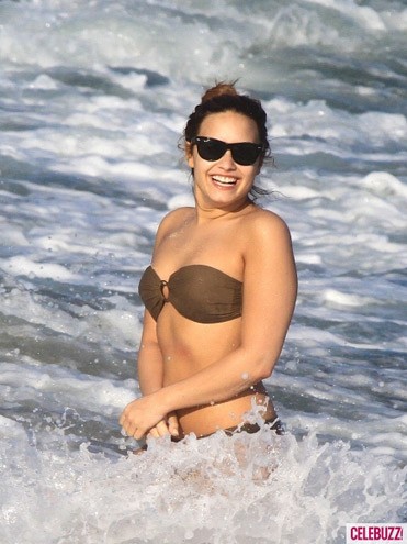 Demi Lovato em praia do Rio de Janeiro