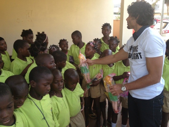 Jesus Luz visita crianças órfãs em Angola