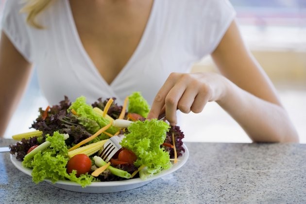 Monte um bom prato de salada antes de partir para a comida quente. Assim, você estará mais saciada quando for se servir dos alimentos mais calóricos
