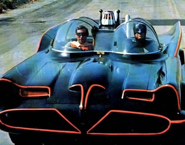 Esta clássica versão do Batmóvel, um Lincoln Futura customizado, é uma das marcas registradas da série de TV Batman, produzida entre 1966 e 1968. Adam West interpretava o protagonista da série