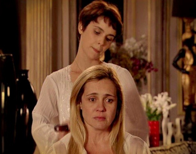 Nina (Débora Falabella) penteia o cabelo de Carminha (Adriana Esteves) antes de cortá-lo