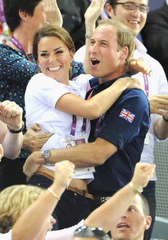 Kate Middleton e Príncipe William se abraçam durante competição no Velódromo de Londres