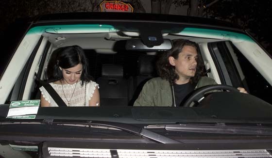 Katy Perry saindo do hotel com John Mayer