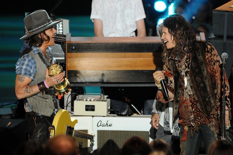 Johnny Depp faz participação surpresa em show da banda Aerosmith