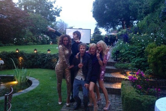 Geri, Emma e Mel B com Matt Bellamy e Dom Howard, do Muse