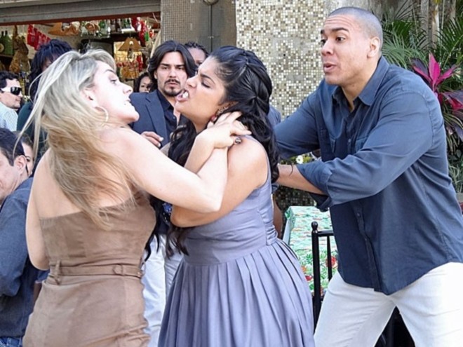 Neusinha (Bebel Mesquita) e Gracinha (Daniela Fontan) brigam por causa de Jair (Lincoln Tornado)