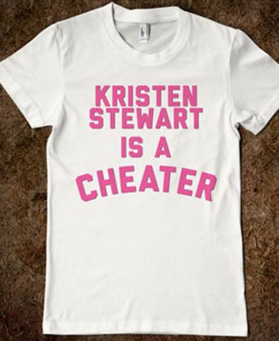 Após traição, Kristen Stewart sofre bullying com estampas em camisetas