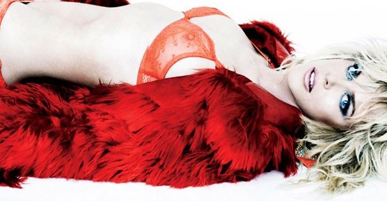 Aos 45 anos, Nicole Kidman posa só de lingerie para publicação