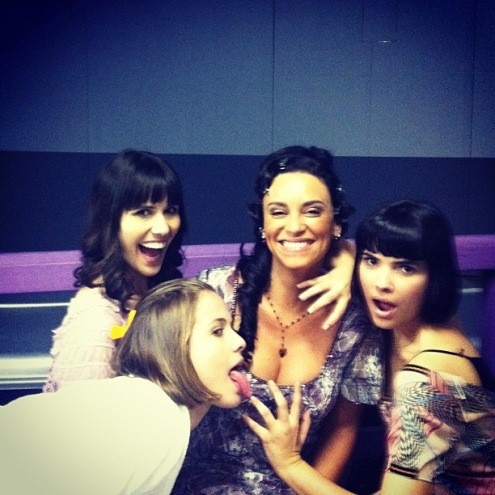 Suzana Pires postou essa descontraída foto dos bastidores de Gabriela, ao lado de Luiza Valderato, Fernanda Pontes e Vanessa Giácomo