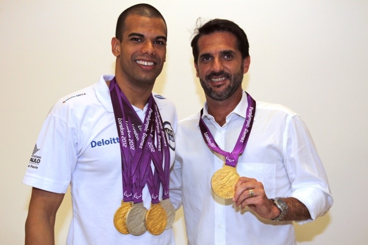 André Brasil e o diretor de Esportes Aquáticos e Individuais do Clube Pinheiros, Marcelo La Terza Santos