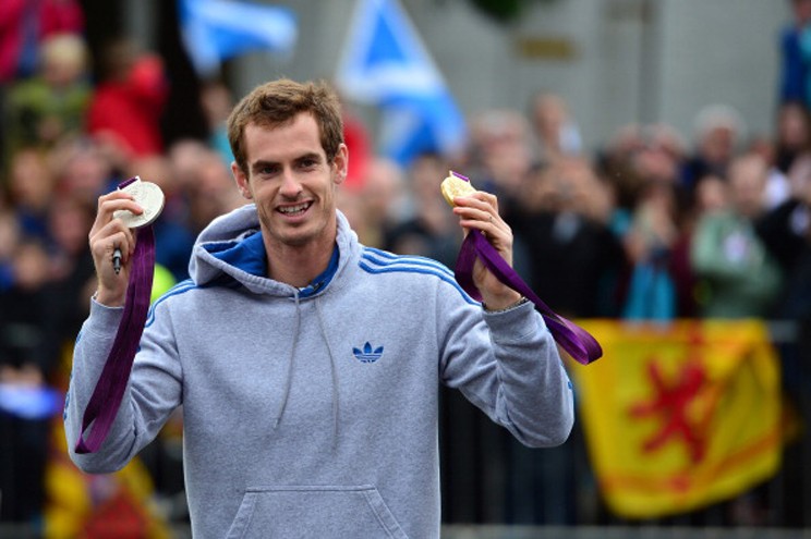 Murray exibe medalhas pelas ruas de Dunblane