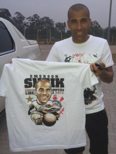 Emerson Sheik com sua camisa personalizada