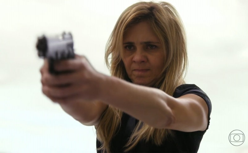 Carminha desarma Santiago e entrega o revólver para Nina