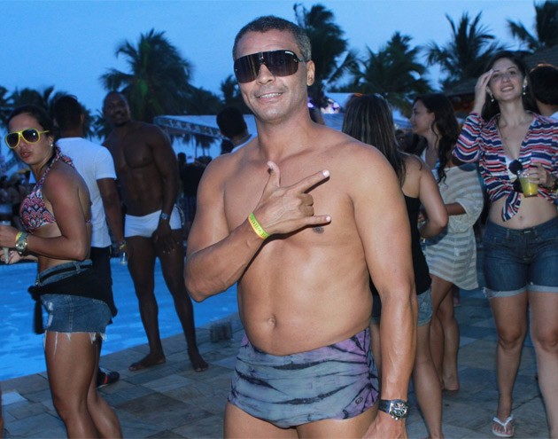 Romário aproveita festa na piscina