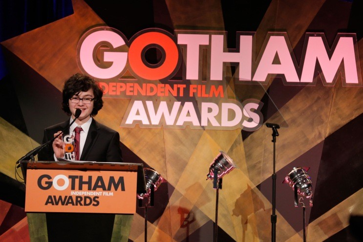 O ator Jared Gilman recebe o prêmio de melhor filme por Moonrise Kingdom