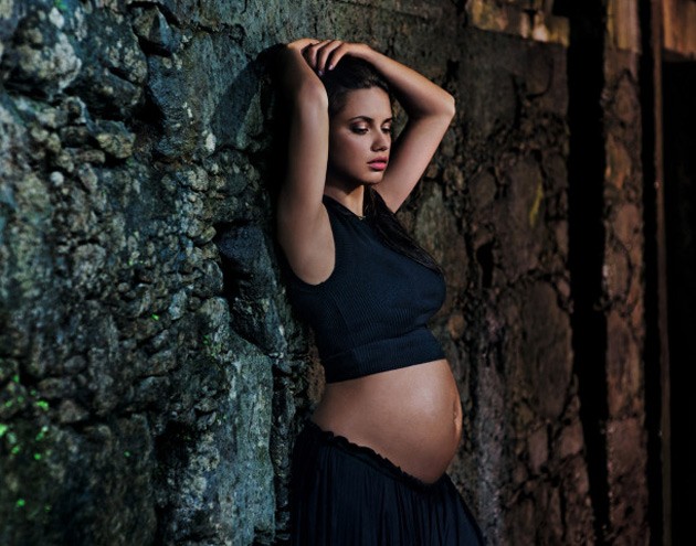 Top Adriana Lima é a primeira grávida a posar no calendário Pirelli