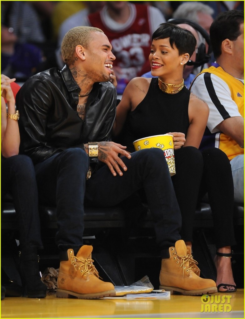 Rihanna e Chris Brown vão juntos a jogo de basquete