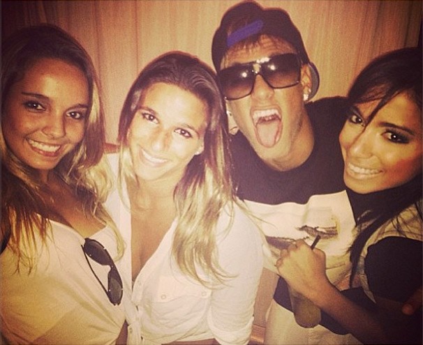 Amiga de Neymar e Anitta, Jade agora dá um talento no cenário antes de tirar selfies