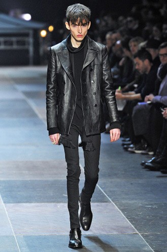 Modelo da grife Yves Saint Laurent é considerado anoréxico por internautas