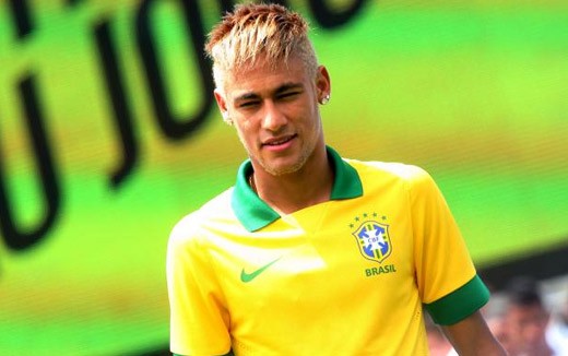 Enquanto que, na vida real, o Neymar Jr. já estava com cabelos e barba loiros