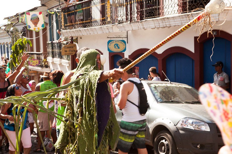 Bloco Bandalheira faz tradicional marcha nas ruas Ouro Preto e ganha 'ajuda' do Bloco do Mato
