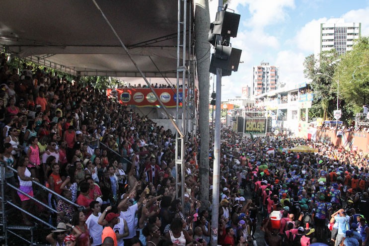 Bloco Camaleão arrasta milhares pelas ruas de Salvador