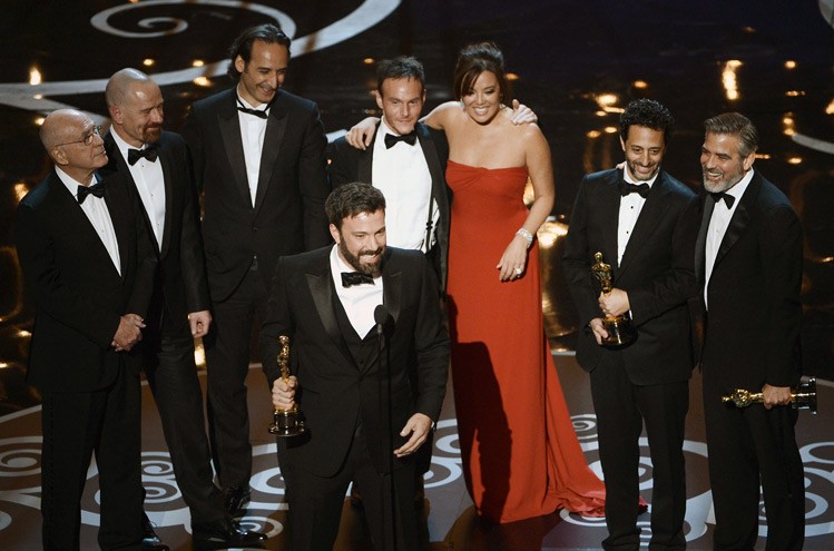 O ator, produtor e diretor Ben Affleck, os produtores e parte do elenco recebem o Oscar de melhor filme por Argo