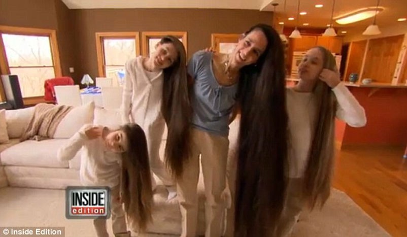 Mãe e três filhas ostentam cabeleiras de Rapunzel nos EUA