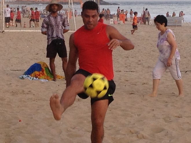 Ronaldo curte praia no Rio de Janeiro e joga futvôlei