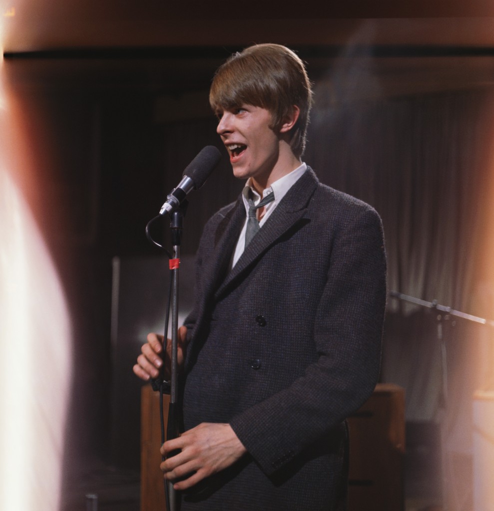 No começo da carreira, os terninhos eram obrigatórios. Aqui, em 1966, Bowie apresenta-se no programa de TV Ready, Steady, Go, em Londres