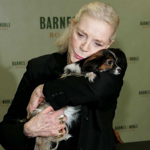 triz Lauren Bacall e sua cachorra Sophie