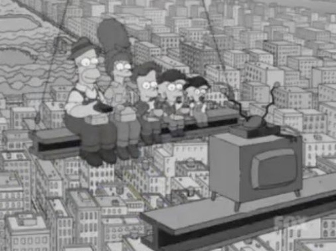 Homer, Marge, Bart, Lisa e Maggie reproduzem a célebre foto dos funcionários que trabalharam na construção do Empire State Building, em Nova York, descansando em um andaime no horário de almoço.