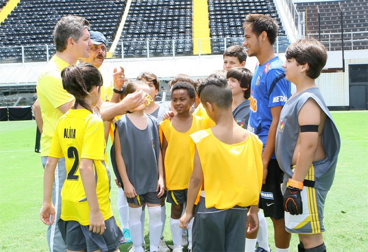 Pedro Villas (Fábio Villa Verde) leva as crianças da Escola Mundial para treinar com Neymar na Vila Belmiro