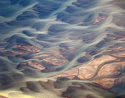Fotógrafo registrou a fluência dos rios por leitos vulcânicos