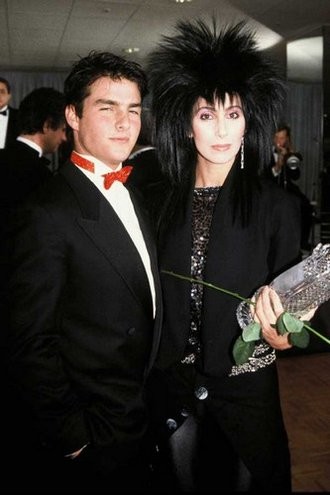 Tom Cruise e Cher namoraram em 1986 e se a diva pop não tivesse contado a respeito no programa da apresentadora Oprah Winfrey em 1998, nunca ninguém teria sabido a respeito. 16 anos mais velha que o ator, na época ele tinha apenas 23 anos e estava no começo da carreira. Poderia ter sido um grande romance se não fossemos forçados a nos separar por conta da agenda dele, contou. Ele era tímido, sentia-se como um colegial. Eu fui louca por ele, revelou.