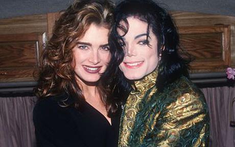 Brooke Shields teve um breve namoro com Michael Jackson. O relacionamento veio à tona em 1984. Em entrevista, ela chegou a dizer que o rei do pop era 