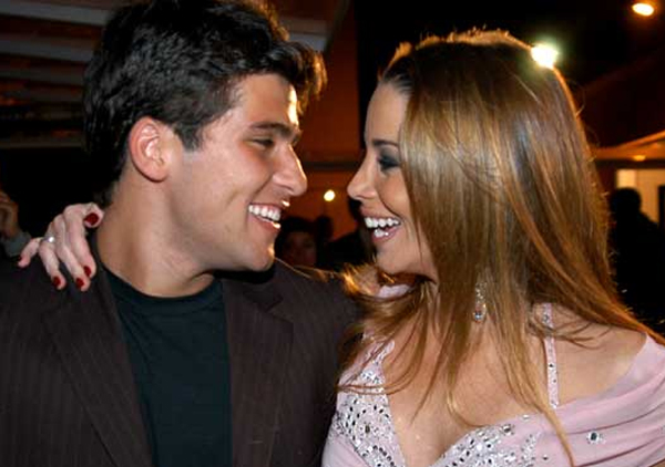No fim de 2003, Bruno Gagliasso e Danielle Winits começaram a namorar. Em 2004, ficaram noivos e em seguida anunciaram a separação