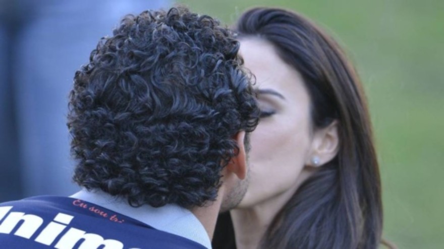 Fred dá beijo em Tatá durante treino do Fluminense