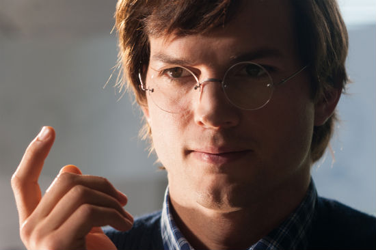 Ashton Kutcher publicou no Twitter essa foto, em que compara sua face à de Steve Jobs